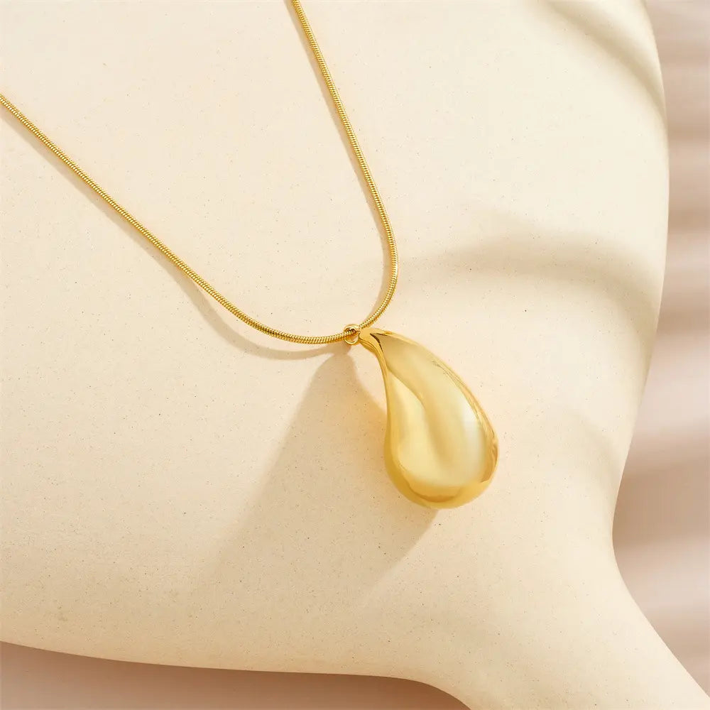Lumière Drop Pendant – Bold Gold Teardrop Necklace