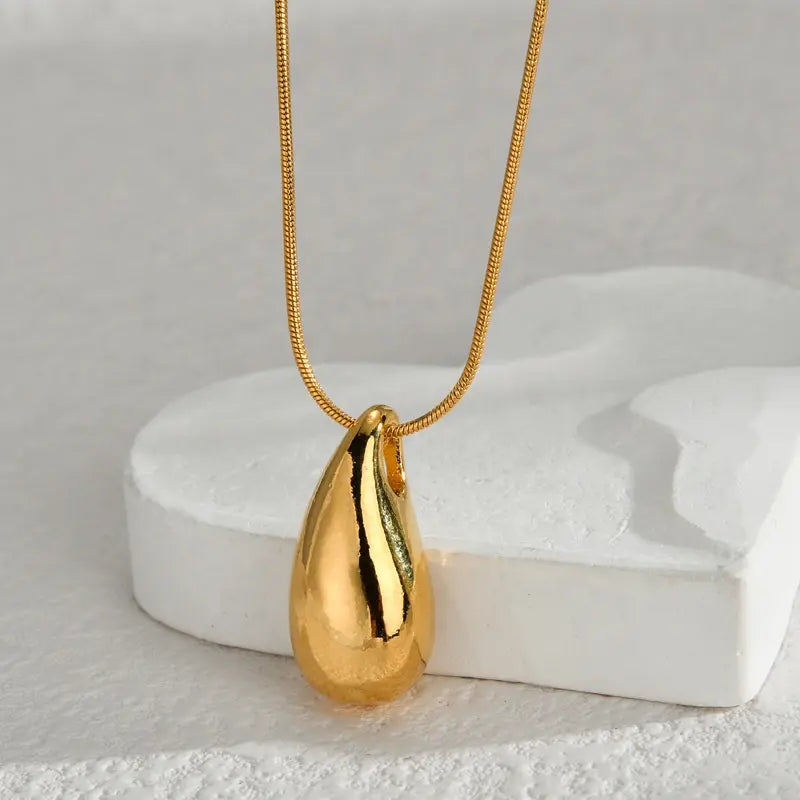 Lumière Drop Pendant – Bold Gold Teardrop Necklace