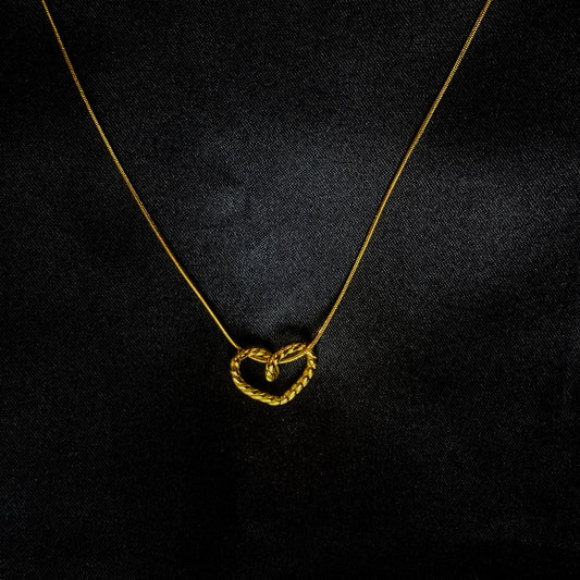 Twisted Gold Heart Pendant Necklace – Minimal Romantic Jewelry